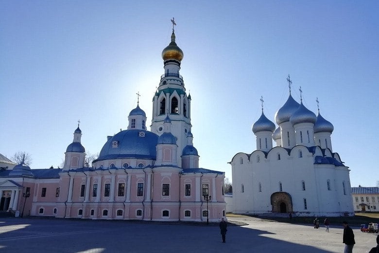 Вологде присвоен статус исторического поселения федерального значения  Из 11 исторических поселений Вологодской области только три - Великий Устюг, Тотьма и Белозерск до недавнего времени имели статус федерального значения. Теперь к ним присоединилась Вологда.  «По поручению президента России Владимира Путина Вологда включена в перечень исторических поселений федерального значения. Новый статус открывает для областной столицы дополнительные возможности в сфере восстановления и сохранения объектов культурного наследия, а также развития архитектуры», – заявил губернатор Вологодской области Георгий Филимонов.   Присвоение городу статуса исторического поселения федерального значения позволит претендовать на дополнительное федеральное финансирование для восстановления объектов культурного наследия, а также расширяет допустимые требования к градостроительным регламентам.