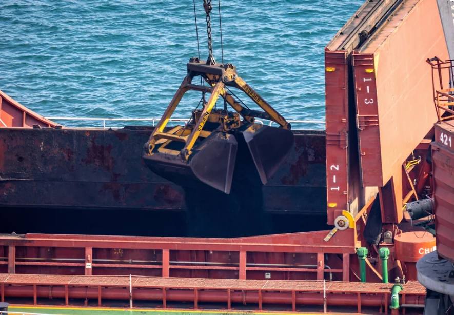 Тарифы на перевалку угля в российских портах снизились Ставки на перевалку угля в дальневосточных портах сейчас находятся на уровне 9 11 за тонну в Тамани 12 15 за тонну в Усть Луге 8 за тонну Год к году тарифы снизились на 40 50 20 30 и 41 соответственно сообщил партнер NEFT Research по консалтингу Александр Котов в комментарии для газеты Коммерсант Стивидоры стремятся удержать клиентов и поддержать объемы отгрузок   Угольный терминал Остерра бывший Дальтрансуголь в январе нарастил перевалку на 25 до 1 186 млн тонн   Малый порт в Находке перевалил 310 6 тыс тонн что на 6 4 ниже уровня прошлого года НА ГОРА Угольная аналитика