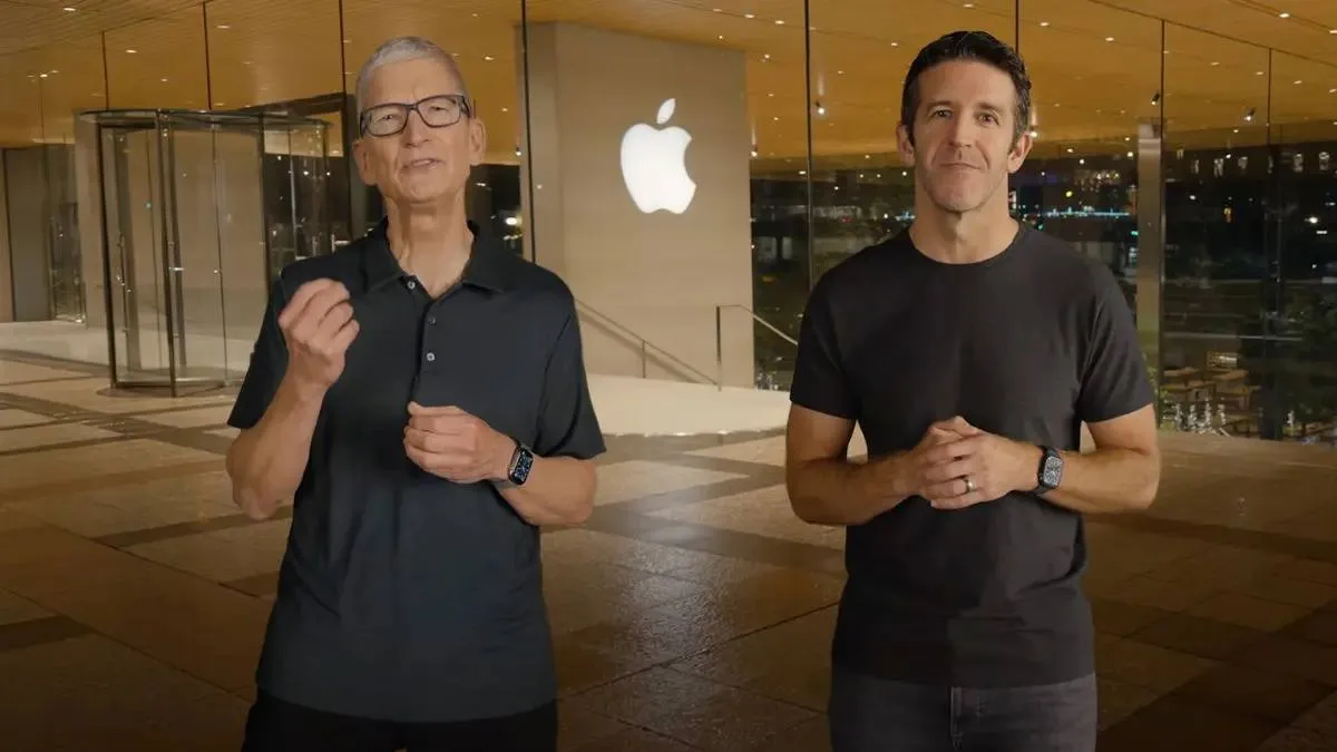 Тим Кук покидает должность СЕО Apple он проработал в корпорации 28 лет и останется только в качестве члена правления Кука заменит Джон Тернус старший вице президент по аппаратному обеспечению Сообщается что он с конца 2025 года руководит командами разработчиков О возможном уходе Кука FT писал еще в прошлом году Тогда сообщалось что в Apple работой Кука очень довольны и он банально хочет отдохнуть на пенсии из за возраста