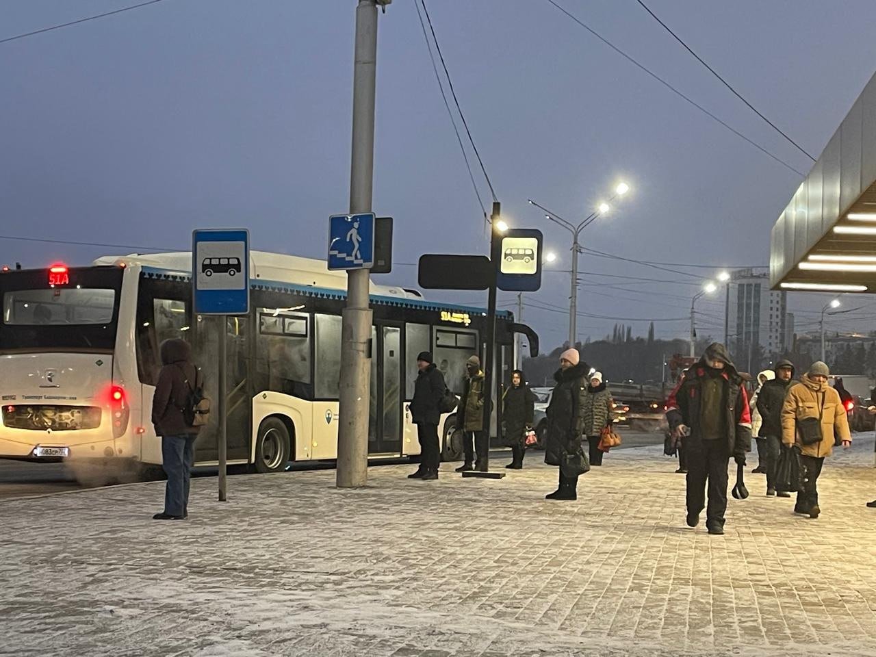 Уфимцы пожаловались на проблему с автобусами. Власти заявили, что транспорт ходит чаще положенного  Жители Кузнецовского Затона 18 февраля пожаловались на проблемы с маршрутом №13. По их словам, автобусы переполнены, а интервалы между ними стали от 15 до 20 минут.  13 февраля в утренний час-пик по инициативе прокуратуры сотрудники Управления транспорта и связи Уфы провели проверку на остановке «Монумент Дружбы». По данным чиновников, средний интервал 13 маршрута составил 7 минут, а наполнены автобусы были на 4 балла из 5 возможных.  «Средний интервал движения маршрута №13  составил 7 минут  согласно расписанию 8 минут . <...> В адрес перевозчика ГУП "Башавтотранс" направлено письмо с просьбой рассмотреть возможность замены автобуса среднего класса на автобус большого класса», — отметили в Управлении транспорта и связи города.