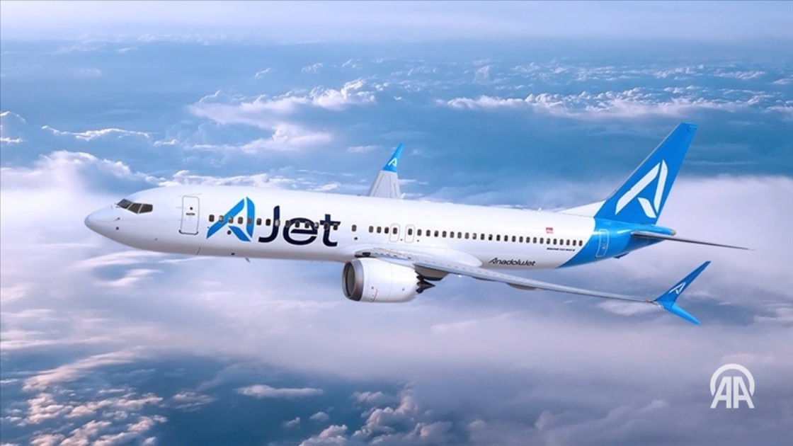 Расширяющая свою сеть международных рейсов самая молодая авиакомпания Турции AJet объявила о начале прямых рейсов из Стамбула в Бейрут Согласно заявлению компании билеты на первый рейс из аэропорта Сабиха Гёкчен в международный аэропорт Бейрута имени Рафика Харири который состоится 2 декабря 2025 года поступили в продажу по цене от 79 долларов Генеральный директор AJet Керем Сарп чье мнение приводится в заявлении подчеркнул что компания продолжает расширять свою сеть полетов После Анкары и Аданы мы начинаем прямые рейсы из Стамбула в Бейрут один из важных с исторической и культурной точки зрения городов Ближнего Востока AJet продолжает расширять свою глобальную сеть полетов открывать новые маршруты связывающие Турцию с миром и с каждым рейсом вносить вклад в повышение бренда нашей страны Подробнее на нашем сайте v aa com tr 3747362 24 7 в сутки с Агентством Анадолу