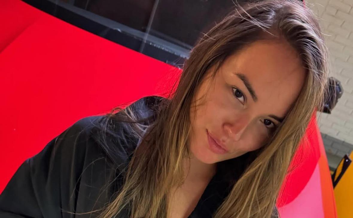 Бывшую жену Бивола наказали за высказывания о киргизах и казахах Ленинский районный суд Санкт Петербурга назначил бывшей жене боксера Дмитрия Бивола Екатерине 60 часов обязательных работ по административной статье о возбуждении ненависти или вражды Дело по ст 20 3 1 Кодекса об административных правонарушениях завели в конце декабря из за видео на котором Бивол негативно высказывается о киргизах и казахах Негативная оценка выражена посредством оскорблений и нецензурной лексики В тексте зафиксированном на вышеуказанной видеозаписи идет речь о преимуществе одной группы лиц перед другой по природному генетическому признаку говорится в сообщении В конце октября суд в Бишкеке заочно арестовал и объявил в розыск Бивол за это видео По ст 330 Уголовного кодекса Киргизии ей грозит до семи лет лишения свободы писало АКИpress соцсети Екатерины Бивол Подписаться на РБК Спорт