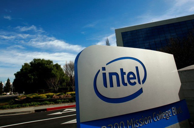 Intel ведет переговоры с другими крупными инвесторами о привлечении дополнительного капитала по сниженной цене сообщает CNBC Компания ищет средства сверх 2 млрд от SoftBank и возможного участия правительства США через закон CHIPS По словам источников CNBC компания заинтересована в новых инвестициях для развития производственного бизнеса и ИИ проектов при этом стремится сохранить текущие доли акционеров