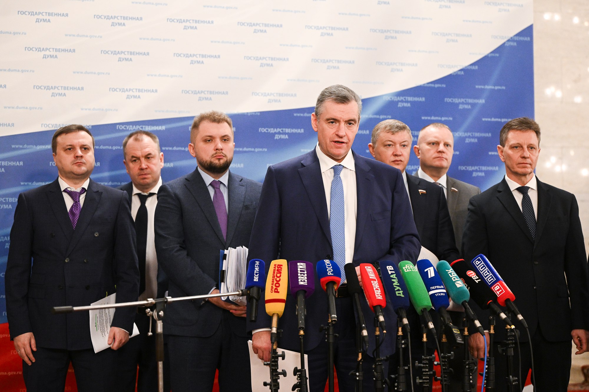 ЛДПР предложила обязать электросамокатчиков заключать договор ОСАГО Фракция ЛДПР в Госдуме, под руководством Леонида Слуцкого, предложила обязательное страхование и государственную регистрацию для электросамокатов и других персональных средств передвижения ПСП , используемых в коммерческих целях. По словам Леонида Слуцкого, статистика дорожно-транспортных происшествий с участием ПСП вызывает серьезную обеспокоенность. Он отметил, что за прошедшие девять месяцев было зафиксировано около четырех тысяч ДТП, произошедших по вине лиц, использующих данные устройства. В настоящее время персональные средства передвижения активно используются в сфере аренды и доставки, однако их владельцы не всегда несут адекватную ответственность за безопасность дорожного движения. В результате, пострадавшие в ДТП вынуждены длительное время добиваться компенсаций через судебные разбирательства.