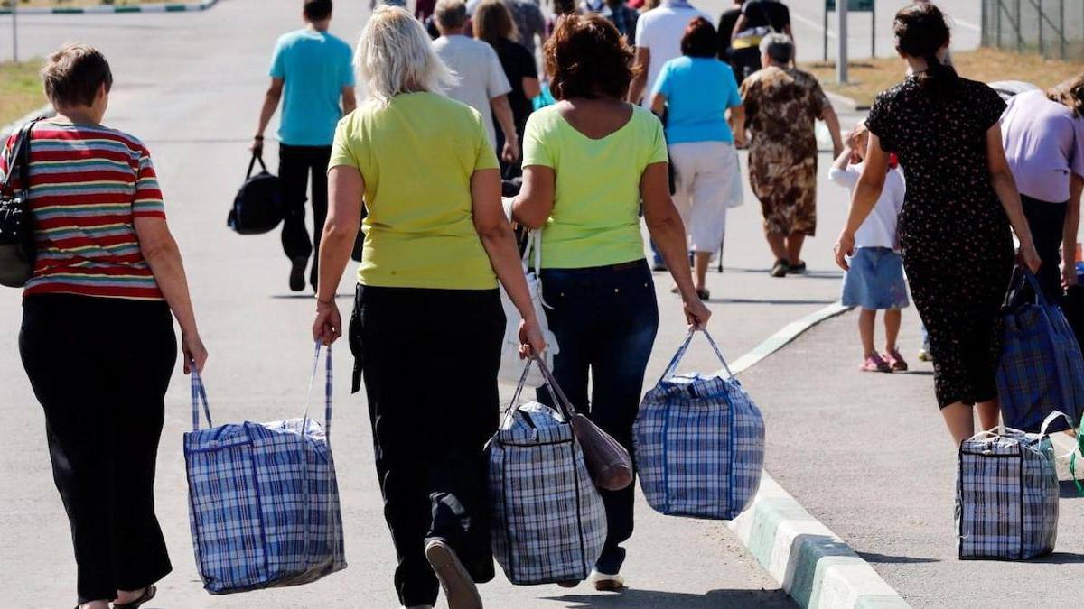Переселенцы выбирают Уссурийск почти 200 человек прибыли в Приморье с начала года С начала 2025 года 184 человека переехали в Приморский край по госпрограмме переселения и значительная часть из них выбрала Уссурийск для новой жизни Программа помогает участникам обустроиться на новом месте компенсирует расходы на переезд выплачивает пособия и упрощает получение гражданства Главная цель инициативы развитие регионов и укрепление демографической ситуации за счёт притока новых жителей Прислать новость MrUssuriysk Наш Чат