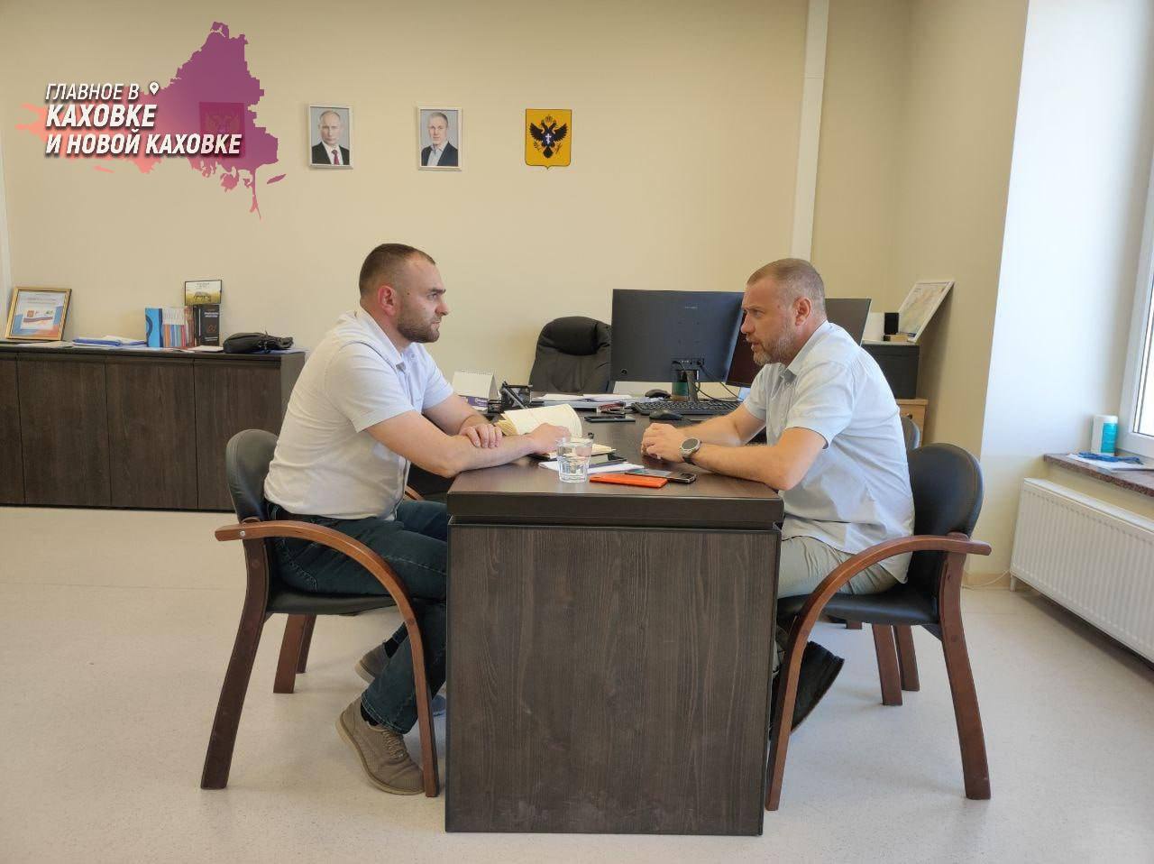 В Новой Каховке активно устанавливают 271 тарелку «Русского Мира»   В Новой Каховке активно продолжается установка спутникового оборудования «Русский Мир». Министр цифрового развития и массовых коммуникаций Херсонской области Никита Бородин и глава городского округа Владимир Оганесов провели рабочую встречу, на которой обсудили телерадиовещание в крупнейшем городе региона. На 24 июля в городе уже установлено 271 тарелка, и темпы работ продолжают увеличиваться. Несмотря на это, эфирное телерадиовещание остается нестабильным из-за перебоев с электроснабжением и атак на объекты связи.  Владимир Оганесов отметил, что противник целенаправленно атакует вышки связи, чтобы контролировать информационное поле с помощью своего контрвещания. Для борьбы с распространением пропаганды терроризма он предложил демонтировать «Горынычи», которые позволяют принимать сигнал незарегистрированных телеканалов. На встрече также обсуждались вопросы мобильной связи, проводного интернета и использования государственных информационных систем.