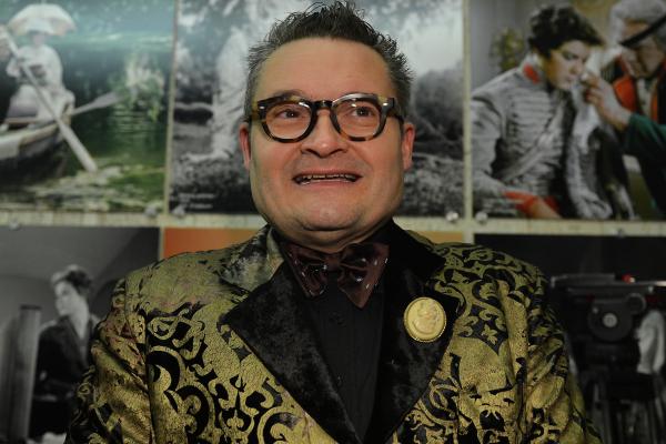 Телеведущему Александру Васильеву грозит арест из за долгов его компании по налогам Экс ведущий программы Модный приговор не платит по счетам с мая Принадлежащее Васильеву ООО ЛАВ получило иск от ФНС на 95 000 рублей Счета компании в двух банках были заблокированы и арестованы сообщает Telegram канал MASH Кроме того юридический адрес компании оказался недостоверным Выручка в 2024 году упала до нуля Фирма телеведущего сотрудничала с различными организациями в том числе с производителями фарфора текстиля и хрусталя Подписаться на Говорит Москва Telegram VK MAX