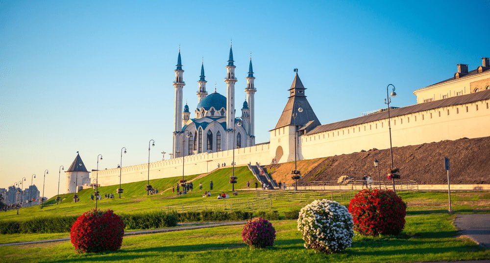 Слишком дорого почему организованные туристы реже едут в Казань Туроператор Пегас Казань с 2021 года возит туристов в город в рамках пакетных туров с перелетом на регулярных рейсах В первые три года турпоток и география направлений росли очень быстро но с 2023 года движение остановилось Как рассказал на коллегии комитета по туризму Татарстана генеральный директор компании Андрей Загайнов главная причина повышение цен на авиабилеты и отели которое в Казани опережает даже такие популярные у туристов города как Петербург или Сочи Все подробности в материале RTN rata ru
