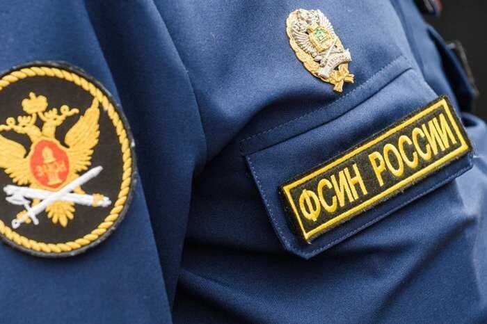В Воткинске действующего и экс-сотрудника УФСИН обвинили в незаконном отпуске осужденного.  В Удмуртии возбуждено уголовное дело в отношении старшего инспектора и бывшего инспектора изолированного участка №2, действующего как исправительный центр при ИК-8 УФСИН России по Удмуртской Республике.  По данным следствия, они подозреваются в превышении должностных полномочий  п. «е» ч. 3 ст. 286 УК РФ . С января по июль 2025 года сотрудники, используя служебное положение, неоднократно отпускали одного из осужденных за пределы учреждения, где тот отбывал наказание в виде принудительных работ. Оснований для таких действий, по версии следствия, не было.  Взамен заключенный, как сообщают следователи, оказывал инспекторам услуги различного характера.  Источник: ПАПКА ПЕРВОГО