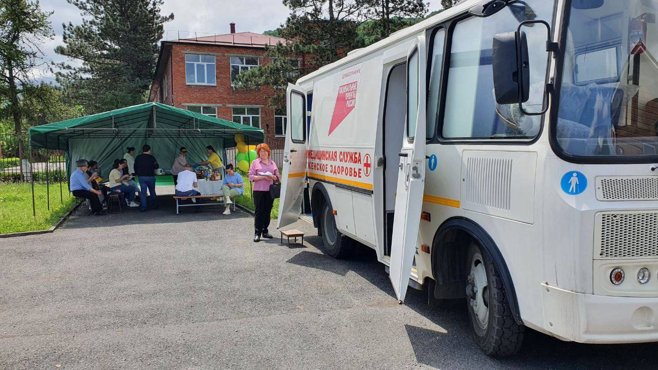 Более 800 выездов в районы республики совершили передвижные медкомплексы с начала года.   За это время диспансеризацию и профилактические осмотры прошли более 33 тысяч человек, сообщил в своем телеграм-канале Сергей Меняйло.  В медкомплексе доступны такие виды диагностики, как маммография, флюорография, ЭКГ. Кроме того, можно пройти осмотр у терапевта, офтальмолога, оториноларинголога и других специалистов. Часто благодаря подобным выездам врачам удаётся диагностировать заболевания на самых ранних стадиях их развития, что позволяет начать своевременное лечение.   График выездов можно узнать, позвонив на горячую линию Минздрава по телефону +7 8672 33-33-05.    Вести Алания   Владикавказ