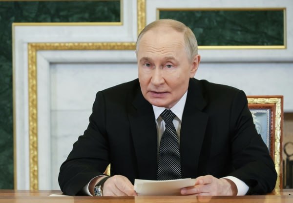 Основные заявления Владимира Путина во время встречи с главами ведущих информагентств на ПМЭФ: Президент России выразил сомнения, что Германия может стать посредником в украинском урегулировании: «посредник должен быть нейтральным»; В ситуации на Ближнем Востоке правильным было бы поискать пути прекращения боевых действий, найти способы договориться и обеспечить как интересы Ирана, так и Израиля; Подземные заводы Ирана существуют, «ничего с ними не произошло»; Мир меняется кардинальным образом, страны Азии преображаются быстрыми темпами, меняется структура их экономики; Путин анонсировал переговоры с президентом Индонезии по приоритетным направлениям сотрудничества — они пройдут в четверг. Подпишись на «Говорит Москва»
