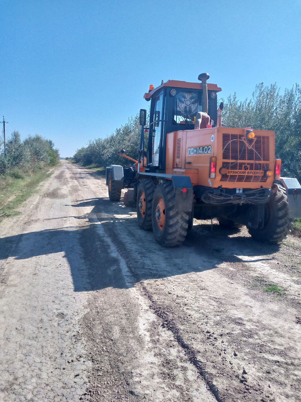 В Скадовском округе проводятся работы по планировке обочин автогрейдером     Работы ведутся вдоль автомобильной дороги от Проминя до трассы Михайловка - Виноградово.     В ходе этих мероприятий будет восстановлена ровность обочин на участке дороги протяженностью 20,3 км. Эти работы помогут устранить колеи и предотвратить застой воды.    ПОДПИСАТЬСЯ НА ТАВРИЮ