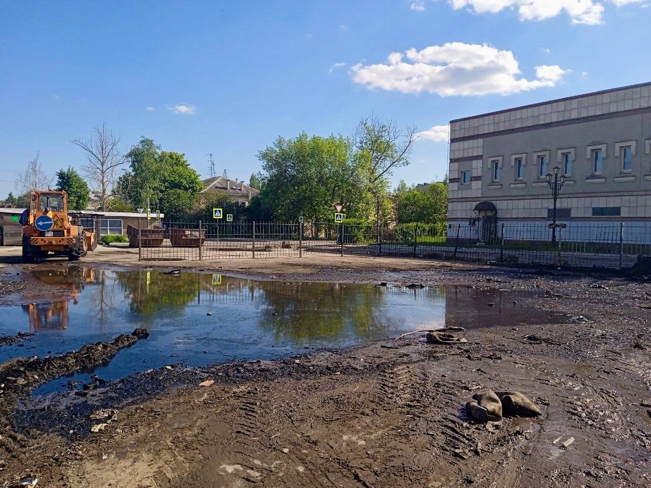 С Электровозной улицы в Нижнем Новгороде вывезли все шины, из которых там успела образоваться целая свалка, которую в итоге подожгли. Остатки мусора отправились на завод по переработке. Надеемся, гадить там перестанут и речь не только про шины, другого мусора тоже было достаточно . Кстати, в нижегородском Росприроднадзоре проверяют законность функционирования данной площадки. Ее ликвидацию ведомство взяло на особый контроль.