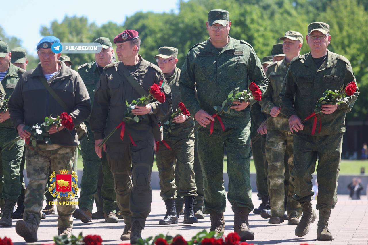 Участники сбора «Военная безопасность и оборона государства» возложили цветы у Вечного огня в мемориальном комплексе «Брестская крепость-герой»