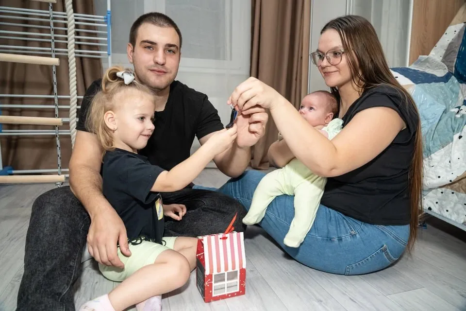 При рождении второго ребёнка ульяновцы получат средства на погашение ипотеки Губернатор Алексей Русских предложил комплекс мер для поддержки семей и развития демографии Так при рождении второго ребёнка родители получат специальный сертификат его можно будет направить на частичное погашение ипотечного кредита Если в семье появляется третий малыш остаток ипотеки будет погашаться полностью за счёт средств государственного бюджета Ещё одно предложение увеличение стандартного налогового вычета по НДФЛ для семей с тремя и более детьми При этом размер вычета вырастет вдвое на каждого третьего и последующего ребёнка Власти региона планируют детально проработать каждую инициативу и в ближайшее время обсудить механизмы их реализации с профильными ведомствами Уже задумались о переезде в Ульяновскую область Подписаться на truekpru Читать нас в MAX
