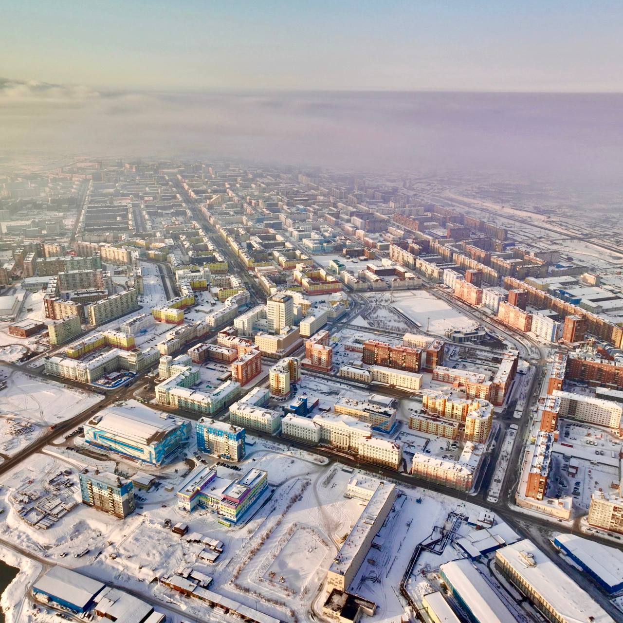Ввели в эксплуатацию комплексную систему видеонаблюдения в одном из самых северных городов мира Норильске Из за экстремально северного расположения города к уличному оборудованию предъявлялись особые требования сохранять работоспособность в диапазоне температур от 50 до 50 градусов выдерживать сильные ветровые нагрузки и влажность 98 Под контролем видеокамер Центральная часть города районы Талнах Кайеркан и поселок Снежногорск Опыт внедрения общегородских систем видеонаблюдения например в таких городах как Москва Санкт Петербург Красноярск показывает что на охватываемых системой территориях преступность снизилась в разы подобное мы ожидаем и в Норильске Кроме того всегда можно увидеть состояние автодорог и прилегающих территорий как работают подрядчики и осуществляют уборку улиц от мусора и снега прокомментировал начальник Управления информатизации и связи Администрации города Норильска Павел Сурихин Технология ситуационной видеоаналитики фиксирует возможное возникновение правонарушений скопление людей обнаружение оставленных предметов и многие другие сценарии Модуль ГРЗ фиксирует передвижение идентифицирует ТС и заносит в базу данных сохраняя время и дату проезда Модуль биометрии обеспечивает идентификацию лиц Система связана и с ранее внедренными программно аппаратными комплексами для оперативного и скоординированного реагирования экстренных служб Например с Безопасным городом Красноярска Фото Администрация Норильска