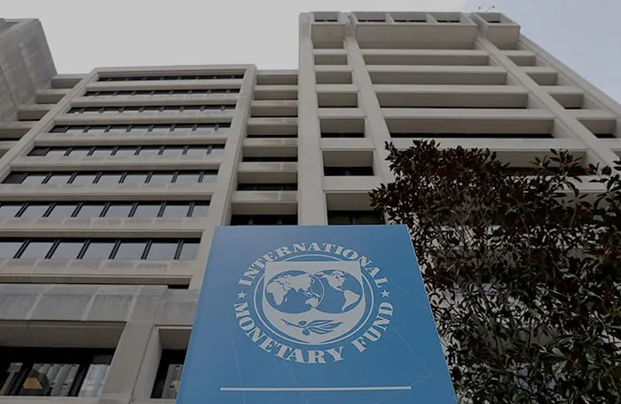МВФ спрогнозировал рост мирового госдолга в ближайшие годы Так к 2031 году он превысит 102 мирового ВВП Подобного уровня этот показатель достигал только после Второй мировой войны Что еще говорится в докладе МВФ Госдолг Китая к 2031 году вырастет до 126 8 ВВП В США к тому же году он также увеличится до 142 1 ВВП Помимо этого прогнозируется что общий объем госдолга стран еврозоны достигнет 89 7 ВВП к 2031 году Госдолг Украины взлетит до 122 6 ВВП уже в этом году а в 2027 году до 137 1 В России однако по итогам 2026 года госдолг составит 19 1 ВВП а к 2031 году 29 1 jkinvest news jkinvest