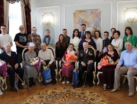 В Калуге поздравили юбиляров семейной жизни В преддверии Дня города Калуги во Дворце Торжеств провели праздничную встречу В рамках торжества поздравили семейные пары которые прожили в браке 50 60 и 75 лет Об этом рассказали в городской думе Борис Алексеевич и Галина Ивановна Костылевы золотые юбиляры семейной жизни С момента их росписи прошло 50 лет Вячеслав Егорович и Любовь Никифоровна Голубцовы а также Владимир Никитович и Людмила Анатольевна Зубатенко прожили рука об руку 60 лет и отметили бриллиантовую свадьбу В числе виновников торжества также Николай Игнатьевич и Лидия Иосифовна Апанасовы Калужане прожили вместе 75 лет и отметили коронный юбилей Для юбиляров провели традиционный свадебный обряд А их имена теперь числятся в Почетной книге ЗАГС http gtrk kaluga ru news obschestvo news 56763