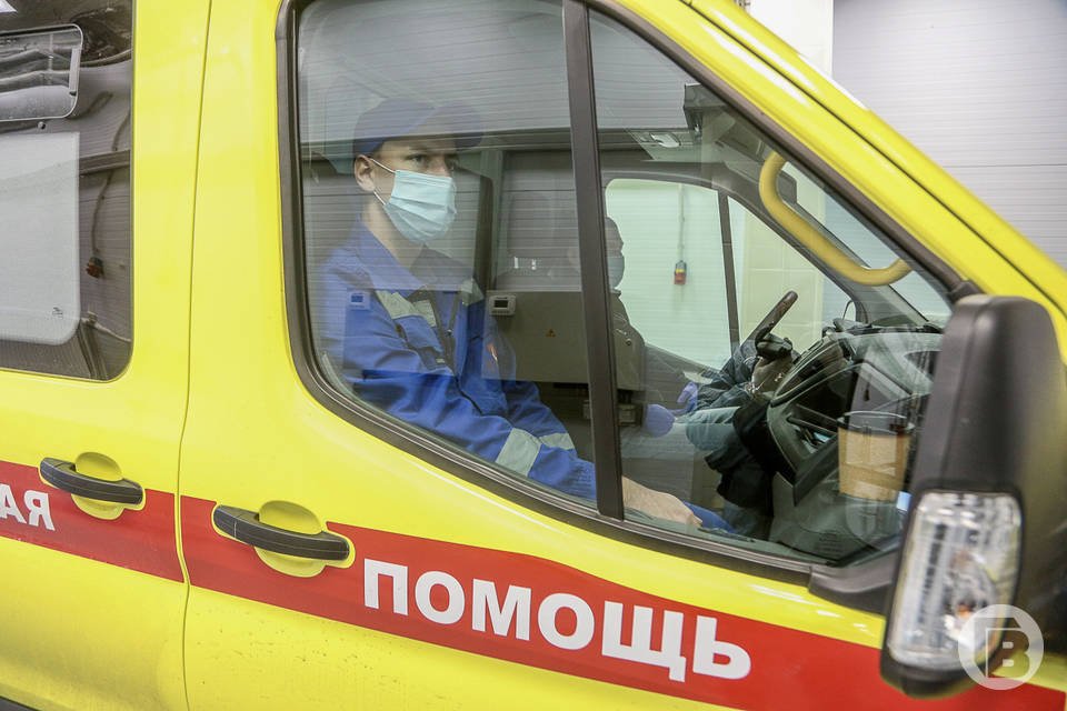 Пьяный мужчина без прав устроил тройное ДТП под Волгоградом. Виновник аварии травмировался и попал в больницу. 1 августа в Городищенском районе Волгоградской области произошло ДТП. Авария случилась вечером, около 18:20, на 41 км федеральной трассы Волгоград - К. Шахтинск – Луганск. Пьяный мужчина без водительских прав сел за руль машины ВАЗ-2111. На дороге он устроил тройное ДТП, врезавшись в ВАЗ-2109 и Changan. Травмы получил только сам виновник аварии. - В результате ДТП водитель автомобиля ВАЗ-2111 доставлен в медучреждение, - сообщили в ГУ МВД России по Волгоградской области.