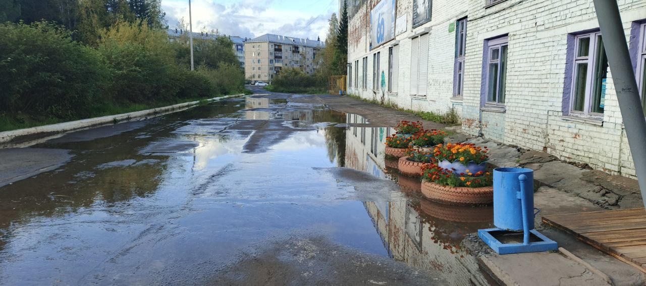 В Иркутской области утвердили второй этап программы переселения жителей из ветхого и аварийного жилья Он рассчитан на 2026 2027 год и в его участии примут 14 муниципалитетов Иркутской области включая Нижнеилимский округ Всего планируется расселить 46 тысяч квадратных метров это почти 3 тысячи человек признанных аварийными после 1 января 2017 года Финансирование второго этапа предусмотрено из федерального областного и местного бюджетов В региональном бюджете средства заложены с федеральными коллегами вопрос предварительно проработан в ближайшее время направим официальную заявку в Фонд развития территорий сказал министр строительства области Алексей Емелюков Расселение будет проводиться путем приобретения жилья на первичном и вторичном рынках учитывая реалии нашего района и итоги первого этапа расселения именно этот путь и станет основным в Приилимье а также через выплату денежной компенсации за изымаемое аварийное жилое помещение