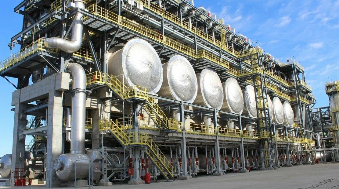 Татнефть вышла из проекта Бутадиен в Казахстане на 1 млрд Татнефть вышла из проекта Бутадиен стоимостью 1 млрд в Атырауской области Казахстана передает ArbatMedia Российская компания владела 75 доли в совместном предприятии остальные 25 принадлежали казахстанской стороне Проект предполагал строительство нефтехимического комплекса по выпуску бутадиена и продукции на его основе По заявлению Telegram канала Petro council инициатива считалась одним из приоритетных направлений развития нефтехимической отрасли с высокой добавленной стоимостью в регионе В декабре планировалось выбрать ЕРС подрядчика что должно было запустить активную стадию строительства Уход стратегического партнёра может повлиять на график и условия дальнейшей реализации проекта Прислать новость