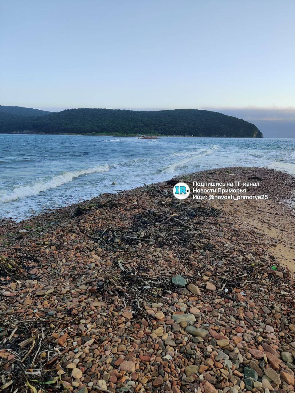 Суд обязал снести незаконные постройки на пути к острову Шкота во Владивостоке Арбитражный суд постановил демонтировать девять сооружений базы отдыха ООО Шурави включая шлагбаум перекрывавший свободный проход к острову Компания в течение месяца должна за свой счет освободить территорию Решение завершает судебный процесс длившийся с 2018 года Ранее база отдыха взимала плату за проезд и размещение палаток хотя располагалась на земле федеральной собственности Подпишись на ПРИМОРЬЕ LIVE