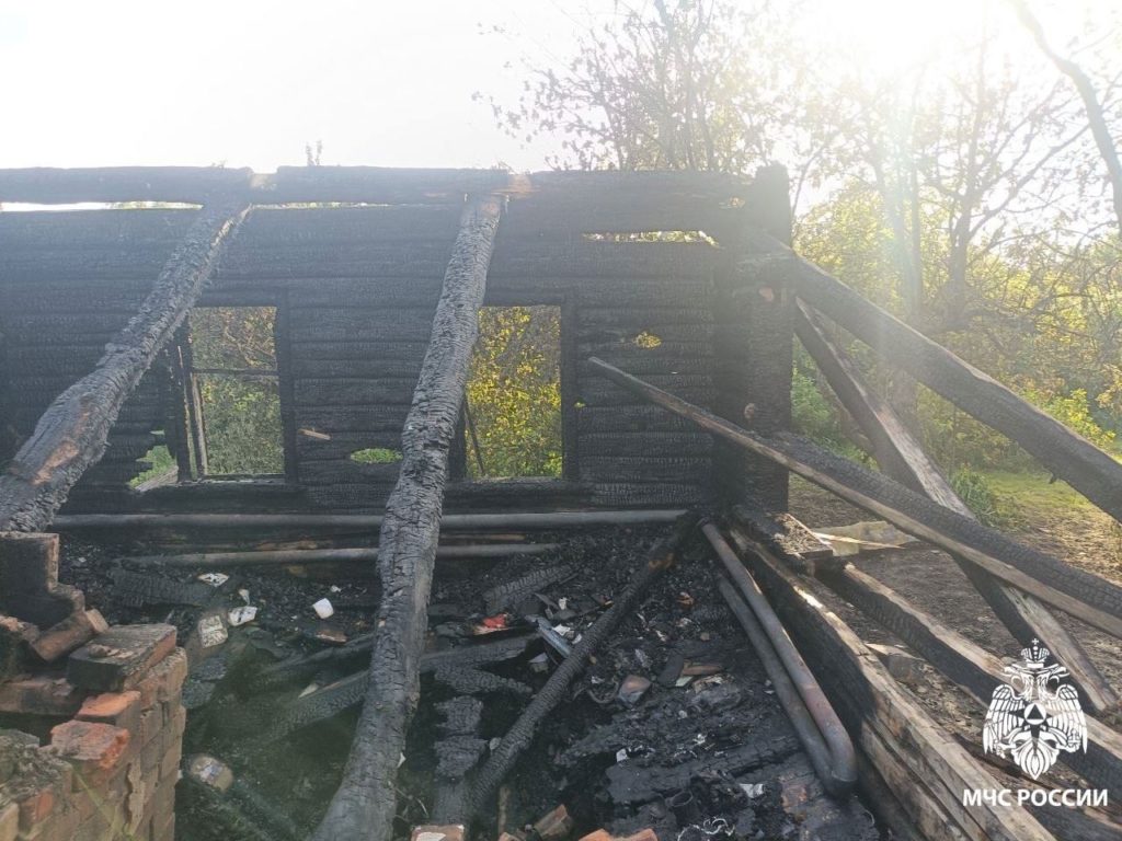 За сутки в Рязанской области ликвидировали 29 пожаров Как сообщает ГУ МЧС России по области, за сутки пожарно-спасательными подразделениями региона было ликвидировано 24 возгорания травы и мусора, а также 5 техногенных пожаров. 27 мая в Александро-Невском районе загорелся легковой автомобиль. В этот же день в Рязани тушили хозпостройки. Вчера огнеборцы ликвидировали пожары в жилых домах в селе Дегтяное Ряжского муниципального округа, селе Горлово Скопинского района и селе Белоречье Сараевского района. В Сараевском районе пожар уничтожил дом, пострадала женщина 1953 года рождения. Ее госпитализировали. Фото ГУ МЧС России по Рязанской области.