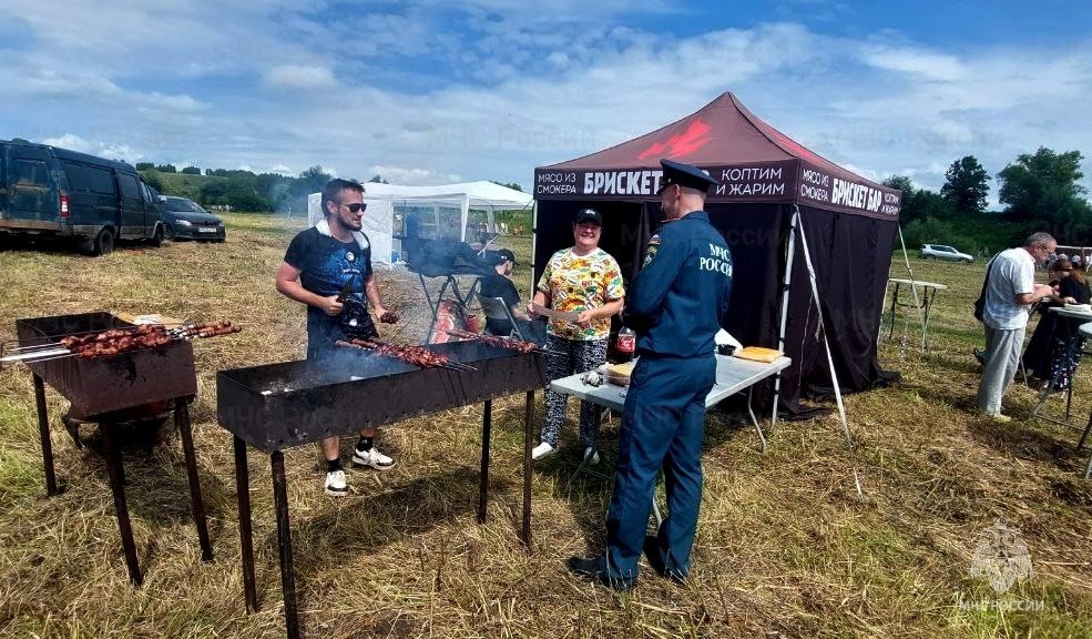 Безопасность на фестивале «Окский плес» и в «Северо-Агеевском психоневрологическом интернате» Суворова   В городе Чекалин Суворовского района сотрудники МЧС России обеспечили пожарную безопасность на фестивале «Окский плес», являющимся одним из флагманов событийной программы культурно-просветительского проекта «Музейное лето в Туле».  Инспекторы государственного пожарного надзора осуществляли дежурство на мероприятии, а также вручали гостям памятки о соблюдении основных требований пожарной безопасности.   Также в "Северо-Агеевском психоневрологическом интернате" специалисты чрезвычайного спасательного ведомства провели плановую тренировочную эвакуацию людей из здания по сигналу тревоги.  Во время тренировки после срабатывания автоматической пожарной сигнализации персонал и постояльцы интерната действовали по инструкции. Они покинули место условного пожара и вышли на улицу на безопасное расстояние через ближайшие эвакуационные выходы.    МЧС Тульской области   подписаться