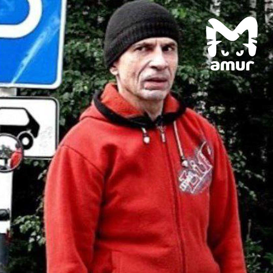 Байкера из Красноярска больше месяца ищут на Сахалине и в Приморье Несмотря на любовь к мотоциклам 63 летний Вадим Вуколов получил прозвище Кусто за его страсть к погружениям на глубину И в начале августа отправился на Дальний Восток именно за новой порцией острых ощущений В последний раз созванивался с близкими 18 числа он был на Сахалине собирался лететь во Владивосток Вернулся ли Вадим на материк неизвестно поэтому полиция и волонтёры ищут его сразу в двух регионах   Подписывайся на Amur Mash