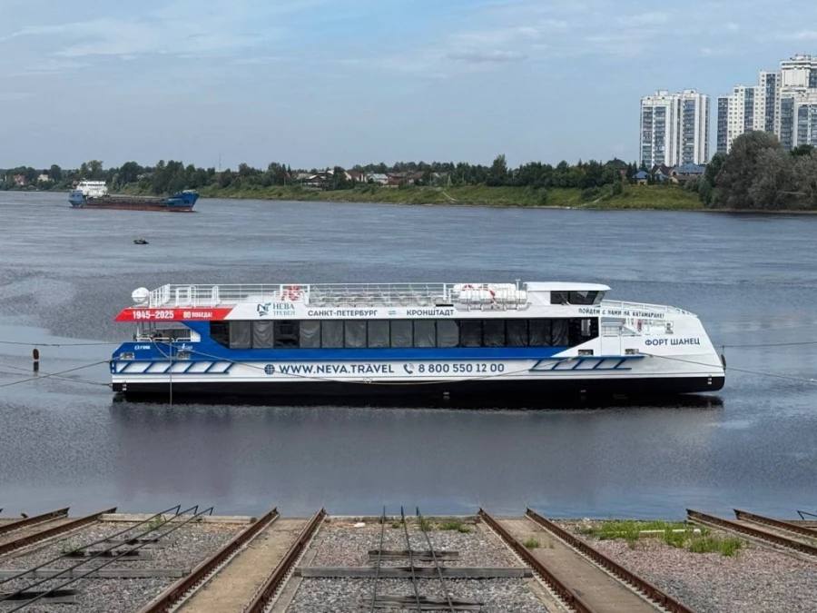 ⏰ «Сделано в Петербурге»: скоростной катамаран «Форт Шанец» спущен на воду Это шестое и последнее судно проекта 04580 «Котлин», построенное на Средне-Невском судостроительном заводе. Катамаран «Форт Шанец», спущенный на воду 29 июля, будет курсировать между центром Петербурга и музейно-историческим парком «Остров фортов». Уникальность катамарана заключается в совмещении характеристик речного и морского судна. При проектировании были учтены особенности эксплуатации в условиях акватории Северной столицы и выхода в Финский залив. Катамараны проекта 04580 могут проходить под сводами петербургских мостов, обладают высокими скоростными и мореходными качествами. Подробнее…