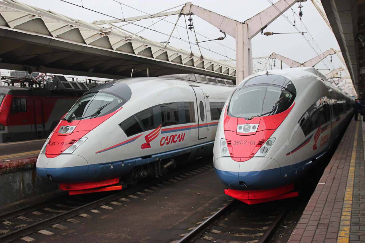 Москвичи раскупили все билеты в Петербург на выходные. А куда вы планируете на июньские праздники?  Билетов на «Сапсан» из Москвы в Петербург почти не осталось. Эконом-класс смели, остались только дорогие места. Цены доходят до 60 тысяч рублей за билет в высокий класс. Даже билеты для родителей с детьми разобрали — на часть рейсов можно только встать в лист ожидания.  На сайте РЖД появились дополнительные составы. Например, поезд «Аврора» с сидячими местами и временем в пути 5,5 часа по 3700 рублей. Также запустили дополнительный «Сапсан», но билеты на него тоже быстро разбирают.  Интересно, что агрегаторы всё ещё предлагают «Сапсаны» по 1900 рублей. Правда, после пары кликов цена может внезапно вырасти на 300 рублей. В любом случае — если хотите уехать с комфортом, лучше поторопиться.