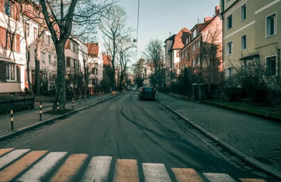 ВЦИОМ из за оттока населения в России могут исчезнуть сотни малых городов Согласно докладу ВЦИОМ в стране становится все меньше малых городов в связи с сильным оттоком населения из них новые люди попросту не приезжают а существующее население напротив уезжает Молодые люди уезжают из города старшее поколение неизбежно убывает новые жители не приезжают общее число домохозяйств из года в год сокращается отмечается в докладе При этом причин оттока населения множество Одни из основных стремление найти лучшую работу и построить карьеру в большом городе недостаточная инфраструктура ограниченные образовательные возможности отсутствие смыслов которые позволяют увидеть картину лучшего будущего россия общество статистика