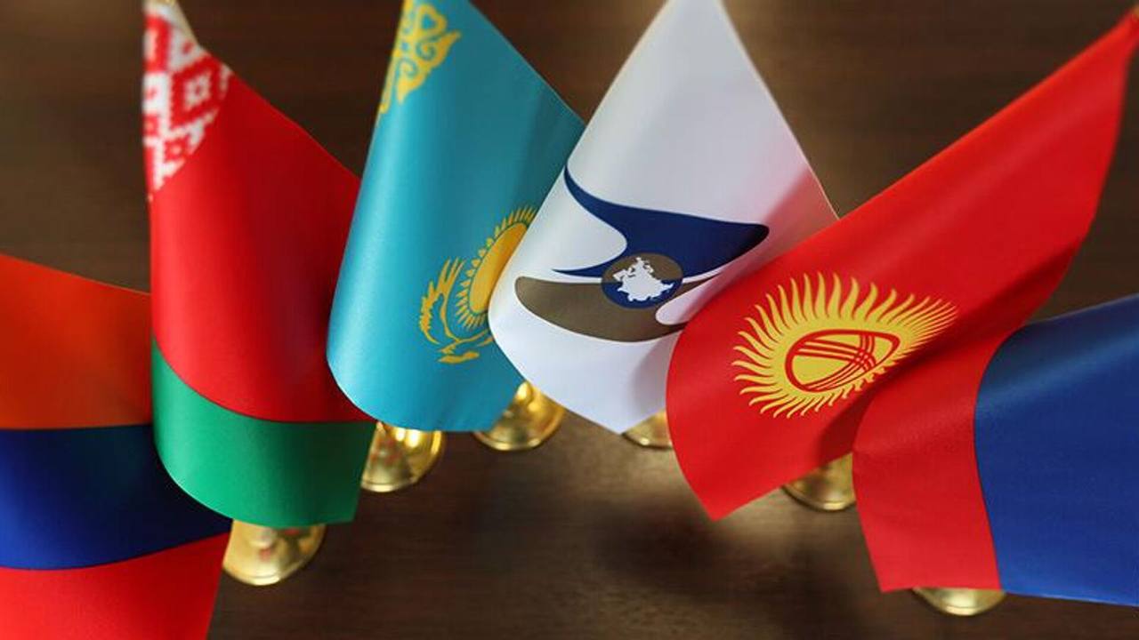 В ЕЭК поступило инициативное предложение Российской Федерации, предусматривающее выделение в ТН ВЭД ЕАЭС отдельных подсубпозиций в отношении позументной нити и кружева машинного вязания из химических нитей, предназначенных для производства чулочно-носочных изделий, и установление на указанные товары ставок ввозных таможенных пошлин ЕТТ ЕАЭС в размере 0% от таможенной стоимости сроком на 3 года. Позументная нить классифицируется в позиции 5606 00 910 0 ТН ВЭД ЕАЭС, кружево машинного вязания в куске, лентах или в виде отдельных орнаментов из химических нитей – в позиции 5804 21 900 1 ТН ВЭД ЕАЭС.   Указанные товары широко используются в швейной промышленности в качестве отделки, декорации или украшения предметов одежды. Ставки ввозных таможенных пошлин ЕТТ АЭС в отношении рассматриваемых товаров составляют 5% и 10% соответственно. Предложение направлено на поддержку предприятий легкой промышленности, занятых в производстве чулочно-носочных изделий. Реализация предлагаемой меры позволит повысить конкурентоспособность готовых изделий на внутреннем рынке ЕАЭС за счет сокращения себестоимости их производства.   Всех заинтересованных лиц просят направлять свои замечания и предложения по данному вопросу в Департамент таможенно-тарифного и нетарифного регулирования Евразийской экономической комиссии по адресу: ivanovskaya .org.