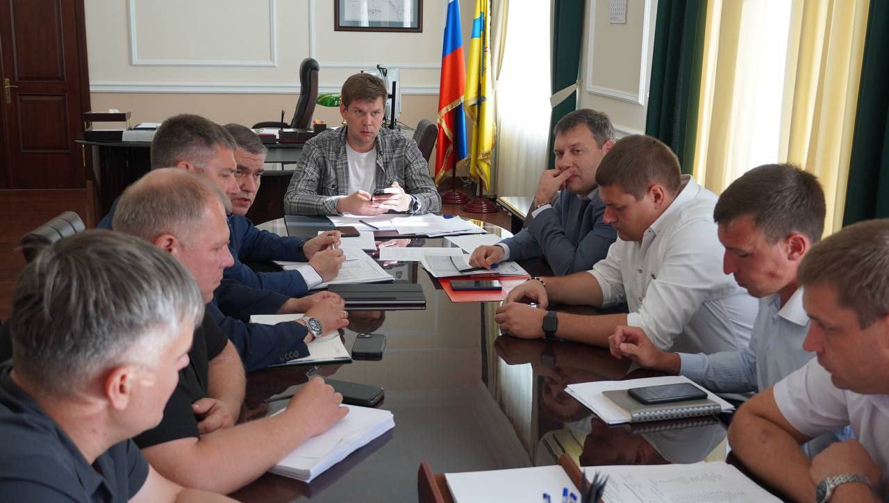 Врио мэра Оренбурга Альберт Юмадилов занялся проблемой ТКО #Про_Общество Врио главы Оренбурга Альберт Юмадилов провели оперативное совещание с представителями регионального оператора ООО «Природа», администраций города и всеми заинтересованными структурами. По словам нового градоначальника,обсудили ситуацию с мусором и приняли следующие решения: Оперативная уборка: Задача поставлена предельно ясно — устранить максимум мусорных скоплений в городе, особое внимание уделяя наиболее острым местам, обозначенным жителями. Анализ контейнерных площадок: Будем детально изучать существующие контейнерные площадки, чтобы установить дополнительные емкости там, где это действительно необходимо. Закупка новых накопителей: Обеспечим покупку современных емкостей для хранения твердых коммунальных отходов. Замена старых контейнеров: Поврежденные и устаревшие баки будут заменены новыми, надежными и современными контейнерами. Кроме того, решено усилить взаимодействие с предпринимателями и организациями города, добиваясь своевременного оформления договоров на вывоз отходов.