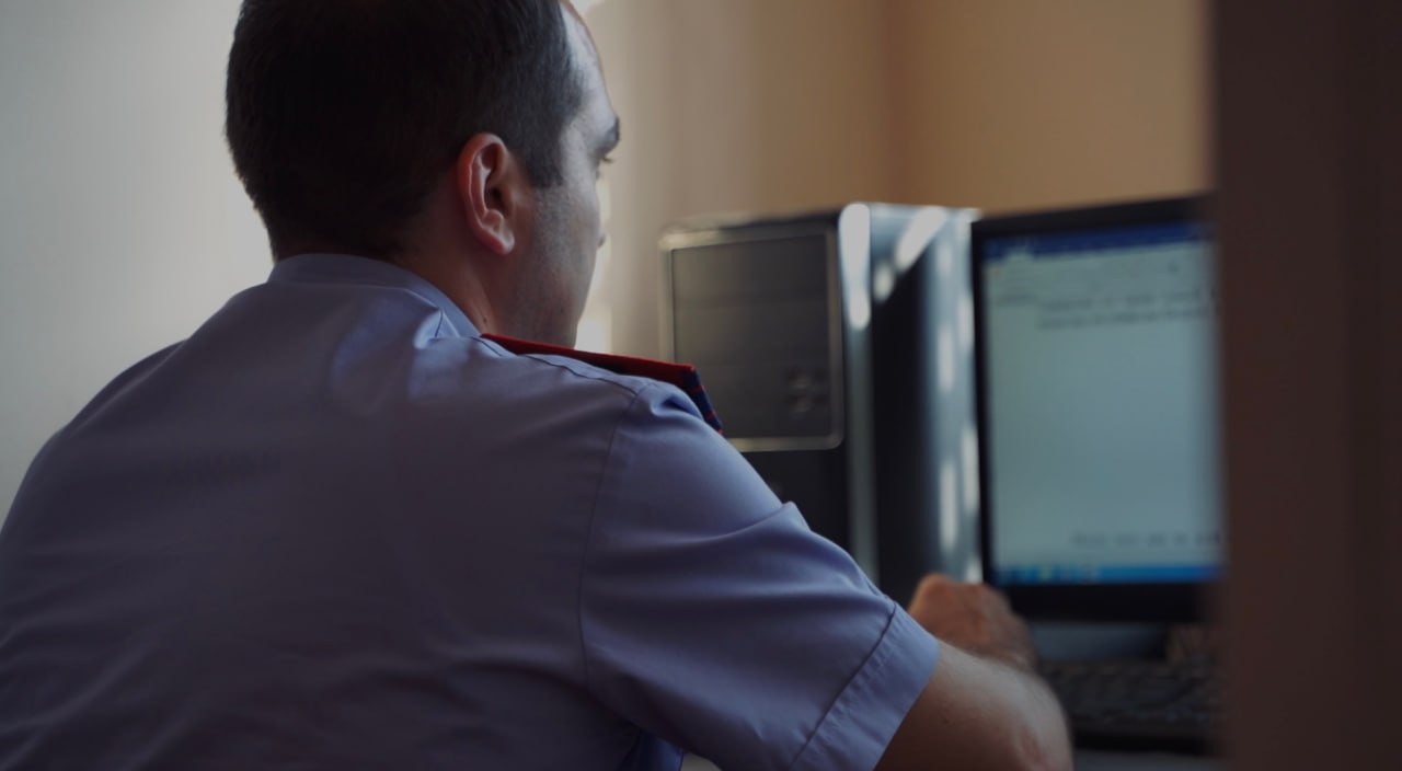 В Карачаево Черкесии депутат продавал дипломы и документы мигрантам По данным следствия с 2019 по 2023 годы депутат одного из сельских поселений республики руководил коммерческой образовательной организацией и продавал местным жителям дипломы Мужчина брал от 10 до 55 тысяч рублей за документ Кроме того фигурант за вознаграждение изготовил подложные договоры об обучении трёх иностранцев Общая сумма незаконно полученных средств превысила 700 тысяч рублей Теперь сельский депутат предстанет перед судом Его обвиняют в коммерческом подкупе подделке официального документа организации незаконной миграции Мужчине грозит длительный срок По ходатайству следствия суд наложил арест на имущество и средства фигуранта на общую сумму более 23 млн рублей сообщили в управлении Следкома по Карачаево Черкесии Как выяснила наша редакция речь в сообщении ведомства идёт о бывшем директоре Северо Кавказского гуманитарно технологического колледжа Анзоре Бытдаеве Подписывайтесь на нас во ВКонтакте и в Одноклассниках чтобы быть в курсе самых интересных новостей Кавказа Подписывайтесь на телеграм канал АиФ Северный Кавказ