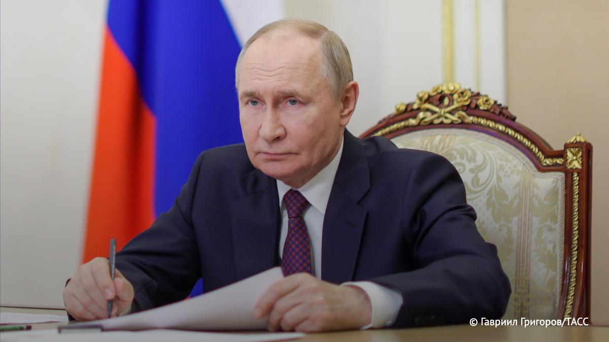 В основе противоречий России и Запада лежит геополитика, а не идеология СССР, как казалось прежде, заявил Путин в беседе с журналистом ВГТРК Зарубиным.   Президент отметил, что с РФ не готовы считаться, пока она не заявляет о себе как суверенная держава, способная отстаивать интересы.  #Россия #Z #Зеленский #украина #победаzaнами #BarguZin24  БаргуZин     Vk   YouTube   TikTok   X
