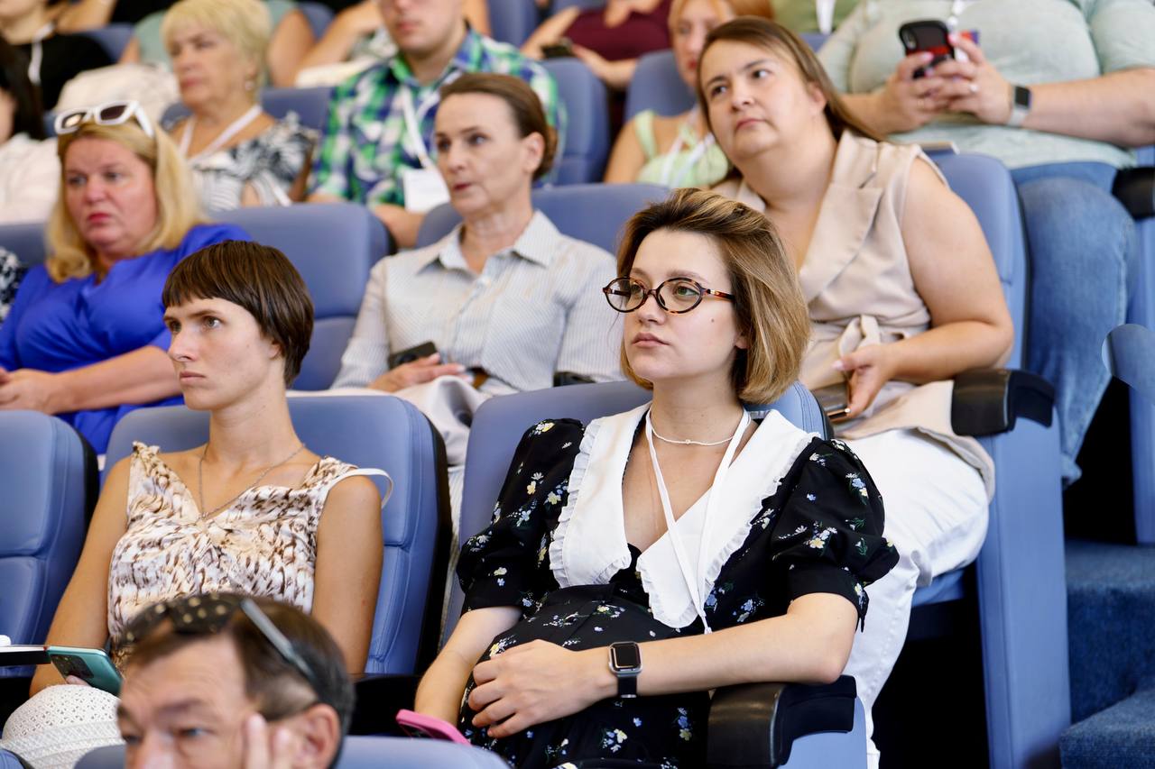 В РГГУ разрабатывают образовательные программы по социальной архитектуре В Севастопольском государственном университете состоялась Всероссийская научно-практическая конференция «Социальная архитектура: концептуальное осмысление и общественно-политическое измерение». Ректор РГГУ Андрей Логинов выступил с докладом, в котором представил системный анализ социальной архитектуры — современного подхода к организации общественных процессов. В своём выступлений Андрей Викторович выделил три ключевых аспекта. 1 Социальная архитектура предполагает сочетание гражданской инициативы и системной поддержки со стороны государства и бизнеса, её ядром являются социальные проекты, в которых отражаются все значимые параметры: участники, технологии реализации и механизмы поддержки. 2 Для изучения феномена социальной архитектуры необходим комплексный подход, объединяющий социологию, психологию, право и культурологию. 3 Современная концепция социальной архитектуры продолжает традиции научной мысли XX века — от социальной инженерии Поппера до теорий проектирования Щедровицкого. Сегодня эти идеи развиваются, в частности, в работах таких учёных, как Георгий Щедровицкий, Игорь Бестужев-Лада, Илья Пригожин, Жан Тощенко. В конце выступления Андрей Викторович рассказал, что РГГУ готовит магистерскую программу по управлению социальными проектами. Кроме этого, разрабатываются два курса в рамках дополнительного образования. #РГГУ #РекторРГГУ