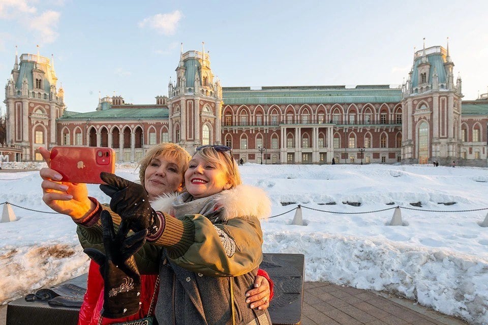 В Москве в начале весны ожидается экстремальное тепло  По словам главного специалиста столичного метеобюро Татьяны Поздняковой, в столице России температура воздуха и в марте, и в апреле, и в мае будет с температурным режимом выше климатической нормы.  "Но если в марте и апреле все-таки отдельные модели дают значительную аномалию, где-то плюс два-три градуса, то май хоть и тоже будет с температурой выше нормы, но всего на градус-полтора. Опять же это сегодняшнее видение процесса, и оно будет уточняться", - подчеркнула Позднякова.   Что в других регионах?   Научный руководитель Гидрометцентра России Роман Вильфанд спрогнозировал температуру ниже нормы в марте в трех округах РФ. Это касается европейской территории  Ставропольский край, юг Краснодарского края , а также Нижней Волги. Помимо этого, ниже нормы температуры прогнозируются на Чукотке, в Магаданской области и на севере Камчатского края.