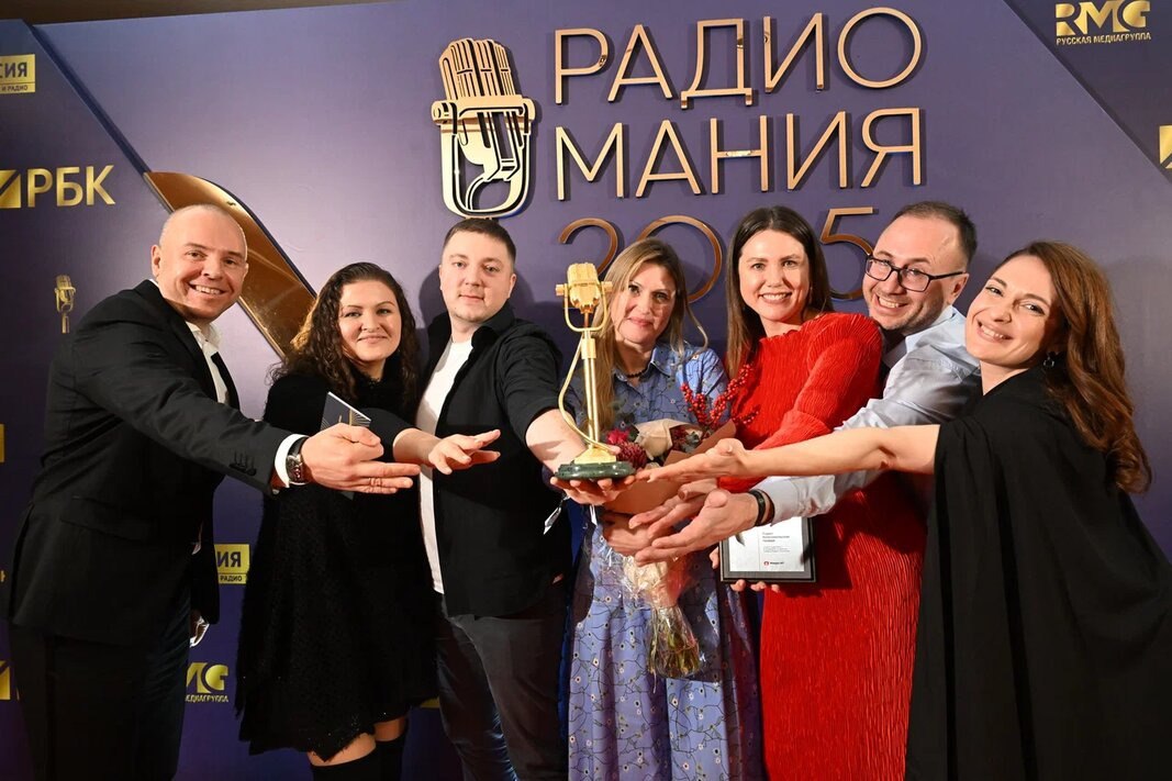 Радио Комсомольская правда получило главную радийную премию за рост интернет аудитории За год количество наших онлайн слушателей увеличилось вдвое Если в 2024 м в интернете нас слушало 2 миллиона человек в месяц то к сегодняшнему дню эта цифра уже 4 миллиона человек Чтобы вы понимали Радиомания это Оскар в мире радио Эту премию получают лучшие станции России На Радиомании 2025 радио КП получило три заветных статуэтки Также мы праздновали победу в номинациях Лучшее интервью радио КП Новосибирск и Свободная номинация Радио КП Екатеринбург Подписаться на truekpru Читать нас в MAX