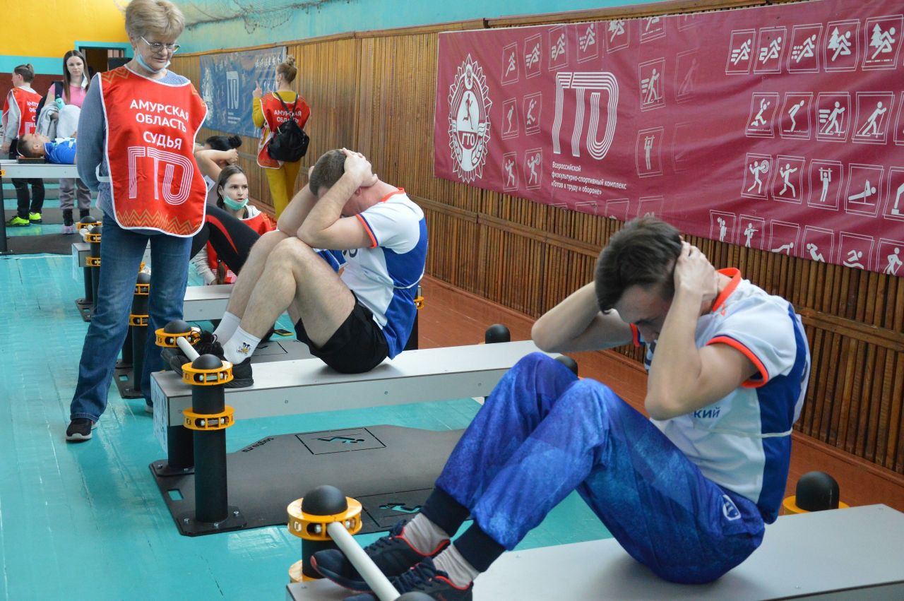 Динамовцы и участники СВО выполнят нормативы комплекса ГТО Региональный фестиваль ГТО среди членов физкультурно спортивного общества Динамо и участников СВО пройдет 6 февраля в столице Приамурья Соревнования примет ФОК на Набережной и легкоатлетический манеж на Амуре Состязания пройдут в возрастной группе от 25 до 49 лет В программе фестиваля стрельба из электронного оружия подтягивание для мужчин и отжимания для женщин пресс бег от 2 до 3 тысяч метров  Регистрация для желающих проверить свои силы на фестивале уже открыта Заявки от участников СВО принимают по электронной почте amurgto mail ru В ней необходимо указать ФИО дату рождения и УИН он присваивается при регистрации на сайте www gto ru Для команд силовых структур Динамо необходимо направить коллективную заявку доступна ЗДЕСЬ Участники СВО будут соревноваться в личном зачете в каждой возрастной категории Члены общества Динамо выявят сильнейших как в личном так и в командном зачетах Подписывайтесь на наш канал в Мах и первыми узнавайте спортивные новости региона