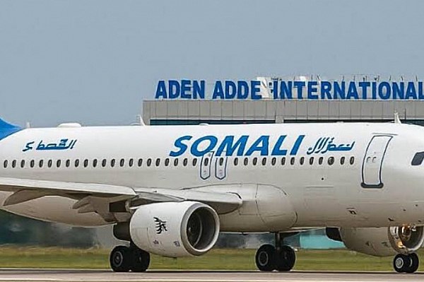 Somali Airlines возобновит работу после 33 летнего перерыва Национальная авиакомпания Сомали Somali Airlines планирует возобновить пассажирские и грузовые перевозки до конца 2025 года после 33 летнего перерыва вызванного гражданской войной в стране Об этом пишут Известия со ссылкой на портал Garowe Online Хочу поделиться хорошей новостью с сомалийским народом до конца этого года Somali Airlines официально возобновит свою деятельность заявил министр транспорта и гражданской авиации Сомали Мохаммед Фарах Нух Правительство Сомали реализует программу модернизации авиационной инфраструктуры включая реконструкцию международного аэропорта Аден Адде в столице Могадишо Также ведется восстановление 15 аэропортов по всей стране часть проектов близка к завершению Как подчеркнул министр цель властей обеспечить соответствие сомалийских аэропортов стандартам безопасности соседних стран aviaru net n289231