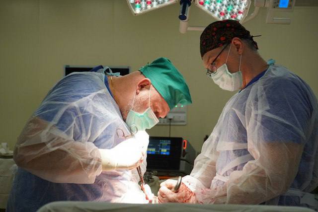 В калининградском онкоцентре прооперировали пациентку с раком сразу нескольких органов Во время профилактического осмотра у 63 летней женщины обнаружили опухоль яичников Выяснилось что пенсионерка уже около 10 лет не посещала гинеколога Позже обследование показало ещё одно новообразование в левой почке Во время операции медики подтвердили злокачественный характер опухолей удалили матку и яичники а затем поражённую почку Пациентку уже выписали из больницы операция прошла успешно Подписаться Прислать новости