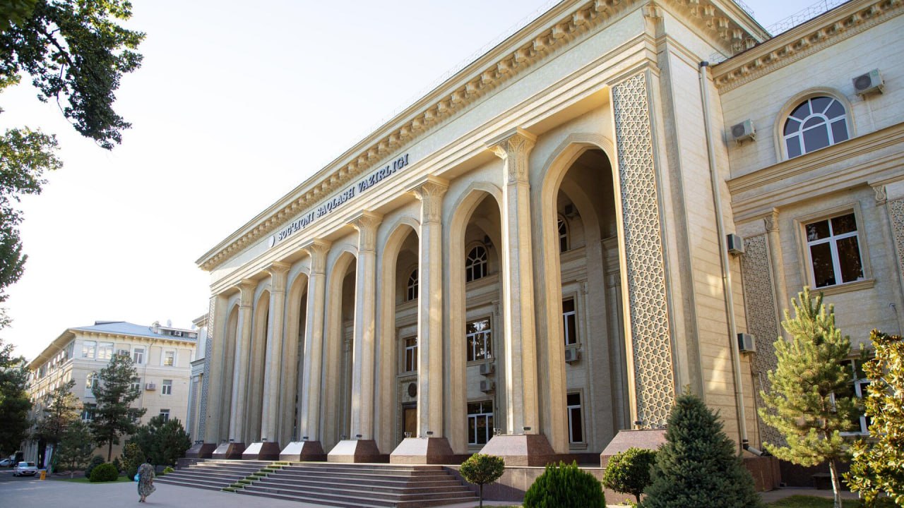Минздрав Узбекистана опроверг слухи о новом штамме COVID 19 у детей Министерство здравоохранения Узбекистана прокомментировало распространенные в соцсетях сообщения о росте детских заболеваний сопровождающихся симптомами простуды диареей и рвотой В ведомстве заверили что речь идет о сезонной вирусной инфекции типичной для осеннего периода и она не связана с новым штаммом коронавируса   kun uz ru 57847236 Официальные страницы Kun uz Telegram Facebook Instagram Youtube