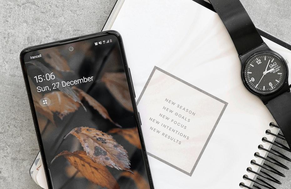Samsung внезапно порадовала владельцев недорогих смартфонов Galaxy  Владельцы ультрабюджетного сматфона Samsung Galaxy A06 4G начали получать стабильную версию прошивки One UI 7.0 на базе Android 15. Номер сборки — A065FXXU4BYF6, она весит в среднем около 3 Гб. Помимо нововведений от Samsung, апдейт содержит также патч безопасности Google за май 2025 года.   Прямо сейчас обновление вышло за пределы Южной Кореи и начало распространяться в странах Азии. Обычно Samsung развертывает свои апдейты поэтапно и в течение пары недель прошивка долетит до всех владельцев смартфона.