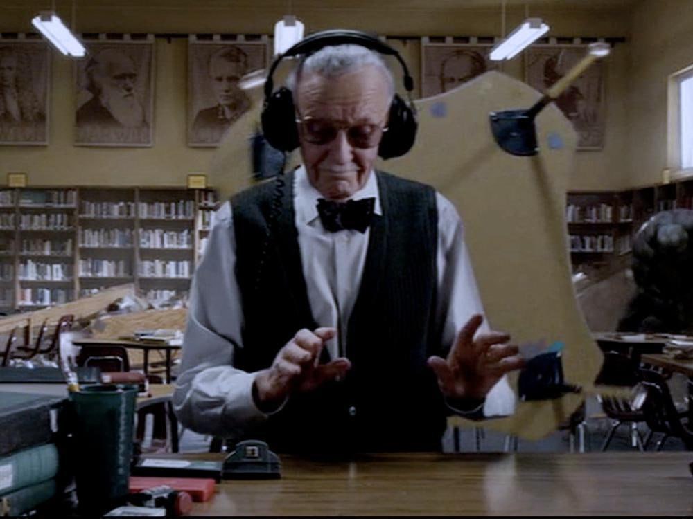 Исследование МегаФона следуя трендам архангелогородцы чаще отказываются от маленьких наушников После долгого господства компактных наушников капель жители страны снова обратили внимание на полноразмерные модели За три квартала текущего года в объединённой розничной сети МегаФон и Yota их стали приобретать в 7 8 раза чаще по сравнению с аналогичным периодом 2024 го По данным МегаФона 56 продаж в сегменте накладных наушников приходится на его собственную марку Stellarway а второе и третье место среди самых востребованных брендов занимают Marshall и JBL Возросшую популярность объёмных аудиогаджетов эксперты связывают с модой на 90 е и лучшей системой шумоподавления В современном мире люди всё чаще стремятся отгородиться от информационного и внешнего шума а большие наушники визуально и функционально помогают отключиться Также такие гаджеты считаются более комфортными при длительном использовании по сравнению с вкладышами что удобно при просмотре кино в режиме онлайн прослушивании подкастов и гейминге Фото стоп кадр из фильма Новый человек паук