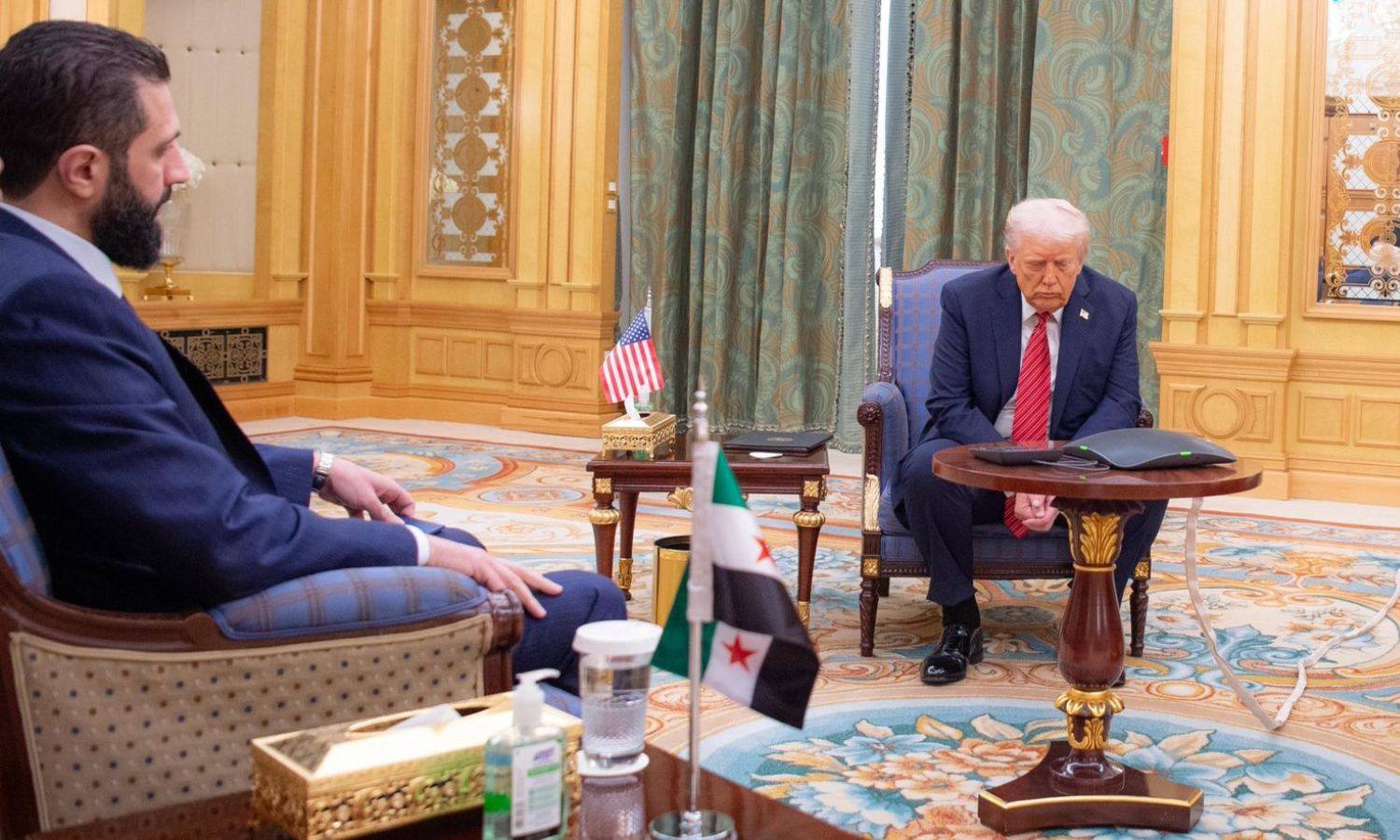 Сирийский лидер посетит Вашингтон Президент периода Сирии Ахмед аш Шара планирует 10 ноября посетить Вашингтон где запланирована встреча с президентом США Дональдом Трампом Об этом сообщил спецпосланник США по Сирии Том Барак изданию Axios По его словам ожидается подписание соглашение о присоединении в международную коалицию во главе с США по борьбе с террористической группировкой ДАЕШ Это будет первый в истории визит сирийского президента в Белый дом и еще один ключевой шаг в восстановлении американо сирийских отношений 14 мая Дональд Трамп провел переговоры с аш Шараа в Эр Рияде после которых Хозяин объявил о снятии санкций против Дамаска Будьте в курсе последних новостей с TRT на русском