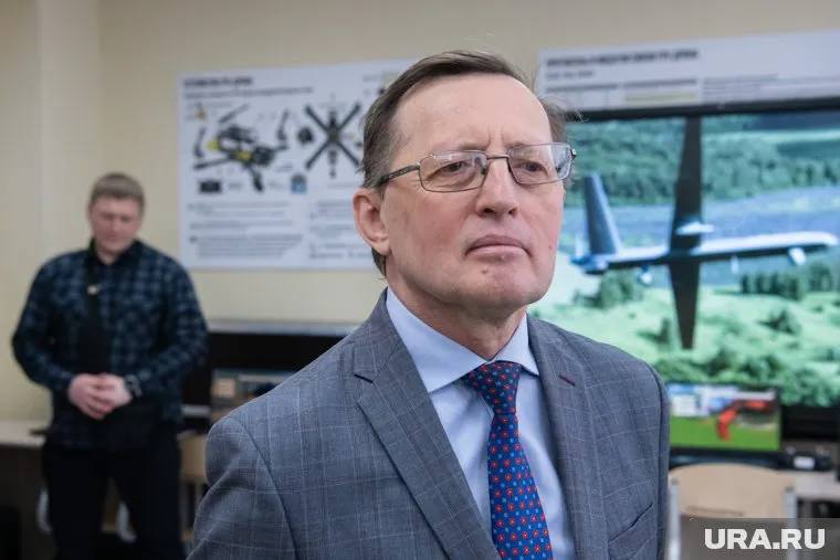 Уволенный Паслером замгубернатора уезжает из Свердловской области. Соратник экс-главы региона Куйвашева, его бывший «социальный» зам Креков, сообщил в соцсетях, что завершает работу на Среднем Урале. «Пишу об этом с большим сожалением и благодарю судьбу за те 13 лет, которые я отдал этому региону. Я работал честно, служил во благо области, было многое пережито, и многое удалось сделать… Совсем скоро я приступаю к новой ответственной работе в другом регионе, но об этом позже», — написал Креков. Вероятно, он отправится обратно в Тюмень, где ранее жил и работал. По данным «Погон», Креков, возможно, займет в администрации Тюмени пост вице-мэра. Главный политический канал Урала