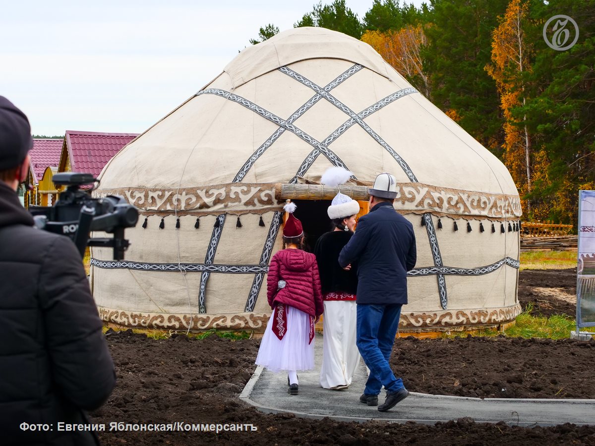 В селе Кадниково Сысертского района  Свердловская область  открыли юрточный городок-отель. В около 10 шатрах оборудовали спальные места, санузлы, установили ТВ, отопление и кондиционеры. Юрты, запланированные как общее пространство для гостей, намерены возвести позже.  «Новая локация в пригороде Екатеринбурга станет удобной площадкой для проведения горожанами различных мероприятий и излюбленным местом для отдыха»,— сказал мэр Екатеринбурга Алексей Орлов на церемонии открытия.