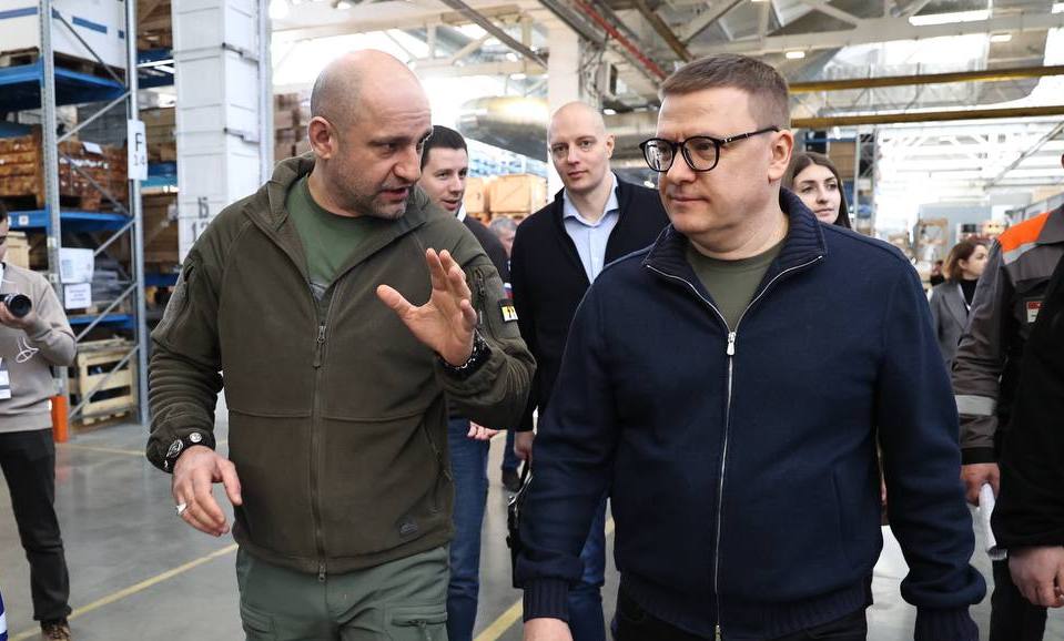 Глава Южного Урала поблагодарил полпреда УрФО за внимание к региону Сегодня исполняется 25 лет полномочным представительствам Президента России в федеральных округах. В этой связи губернатор Челябинской области Алексей Текслер опубликовал в своем телеграм-канале пост, где подчеркнул, что полпредство президента в Уральском федеральном округе стало важным институтом, которое помогает регионам, объединяет усилия, что позволило субъектам стать не просто соседями, а добрыми друзьями, поддерживающими друг друга. «Благодарен действующему полпреду Президента Артему Владимировичу Жоге за внимание к Челябинской области, помощь в реализации наших инициатив, – отметил глава Южного Урала. – Он хорошо знает, как много значит наш регион для страны, какой вносит вклад в общее дело». Также Алексей Текслер акцентировал внимание, что Артем Жога на регулярной основе посещает Челябинскую область, погружаясь в существующие проблемы. «И мы это доверие оправдываем работой», – резюмирует губернатор.