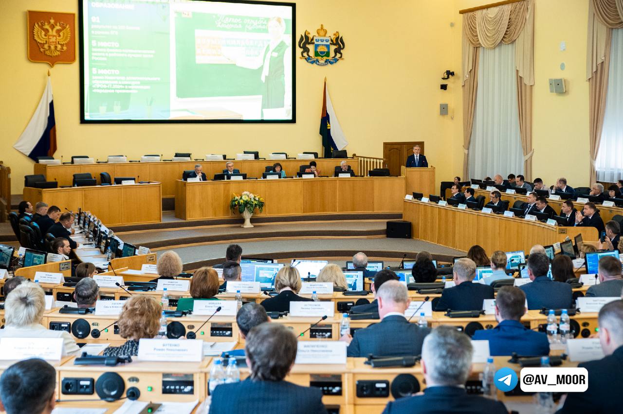 Сегодня выступил в Тюменской областной Думе с отчетом о работе правительства региона за 2024 год. Мы продолжаем поступательное развитие. Это касается как региональной экономики, так и социальной сферы. Земляки поддерживают курс, которому следует и Тюменская область, и страна в целом. Подтверждением тому стали высокая явка на выборы Президента РФ и рекордный процент голосов, который получил наш национальный лидер Владимир Владимирович Путин. Одной из важных тем отчета стала поддержка участников СВО и их семей. На сегодня в Тюменской области введено 38 мер поддержки, включающих в том числе и возможность получения займа на строительство или приобретение жилья. Рассказал о развитии инвестиционной политики региона. В прошлом году объем инвестиций составил более 436 миллиардов рублей, на 15% выше объема 2023 года. Хорошие результаты показывает и сельское хозяйство. В 2024 году наши предприятия выпустили сельхозпродукции на 115 миллиардов рублей – достигнут очередной исторический рекорд. В прошлом году завершился шестилетний этап реализации нацпроектов. За этот период в Тюменской области реализовано 55 региональных проектов в рамках 13 национальных. Второй год подряд мы занимаем первое место в стране по этому показателю: все запланированное выполнено на 100%. Так, в 2024 году в рамках нацпроекта «Здравоохранение» сейчас он продолжается проектом «Продолжительная и активная жизнь» 20,5 тыс. жителей была оказана высокотехнологичная медицинская помощь. Приобретено свыше 100 единиц оборудования, построено 19 ФАПов и одна врачебная амбулатория. Уровень нашей медицины остается одним из лучших в стране. Мы также традиционно входим в десятку регионов по самому высокому суммарному коэффициенту рождаемости. Как итог, население растет. Сейчас нас уже больше 1 627 тысяч человек. И это главное. В Тюменской области живут счастливые, уверенные в будущем люди. Важно не терять темп и продолжить осуществлять задуманное. Продолжаем работать. #ПродолжительнаяИАктивнаяЖизнь -канал губернатора Тюменской области – узнавайте важное первыми.